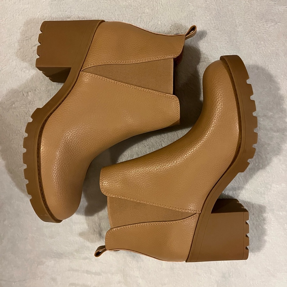 Xappeal Laura Women's Chelsea Boots. Lug outsole, round toe. Beige. 8.5-9. New